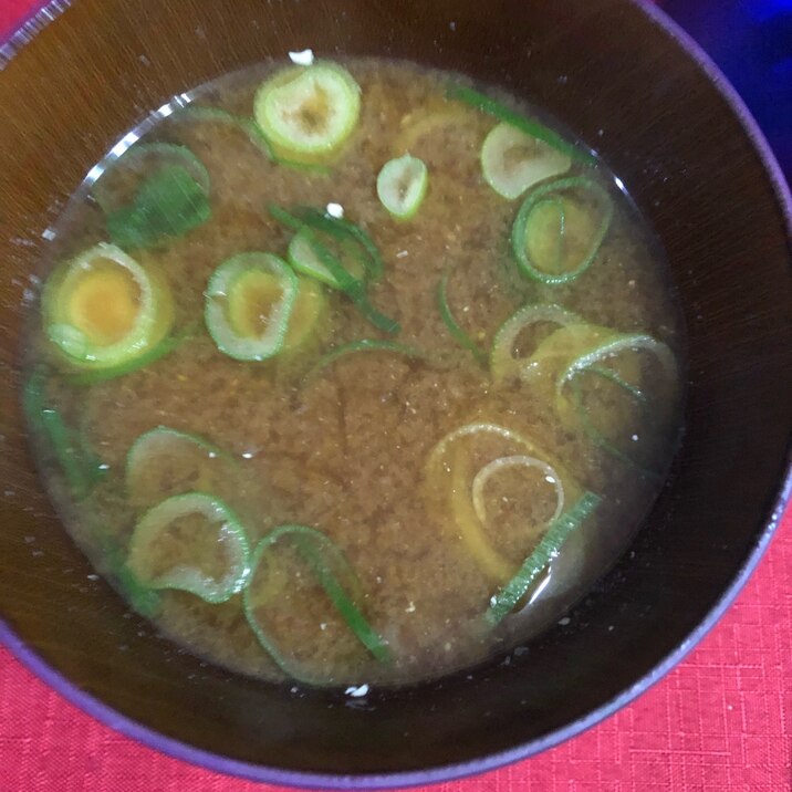 豆腐と九条ネギとわかめの赤だし^_^